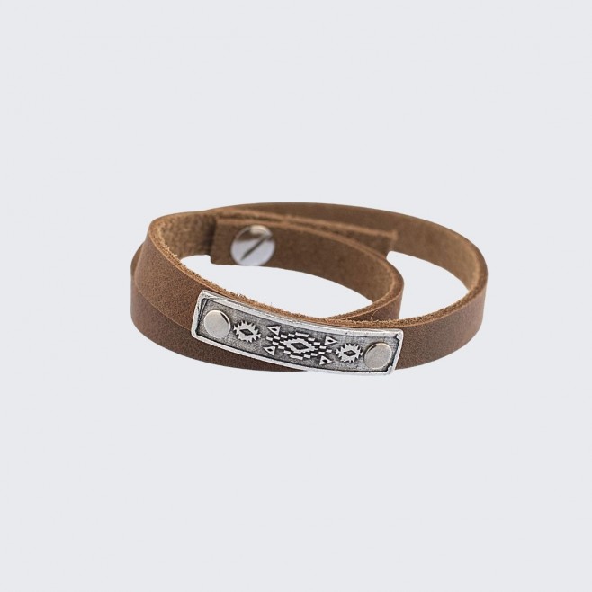 Leather bracelet with metal plate with stitch • Asparina