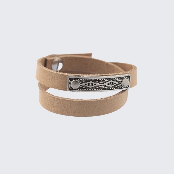 Leather bracelet with metal plaque with stitch • Teodora