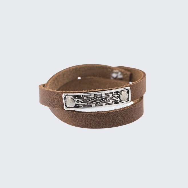 Leather bracelet with metal plaque with seamstress • Kosara