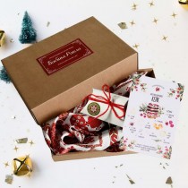 Коледна Кутия: Шал с шевици Веска, свещ с послание и картичка