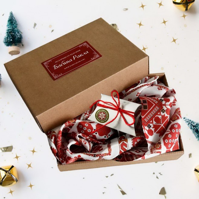 Коледна Кутия: Шал с шевици Веска, свещ с послание и картичка