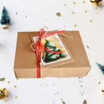 Коледна подаръчна кутия: ШАЛ С ШЕВИЦИ АННА, СВЕЩ С ПОСЛАНИЕ И КАРТИЧКА