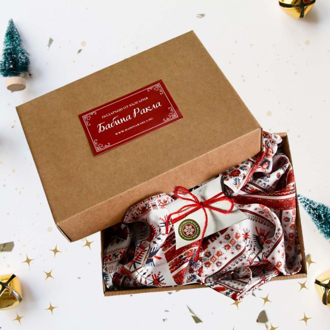 Коледна Кутия: Шал с шевици Анна, свещ с послание и картичка