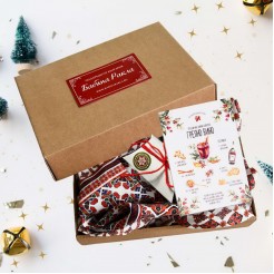Christmas Box: Scarf Emily, candle with luck and Christmas card