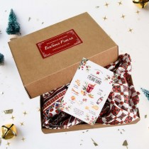 Коледна Кутия: Шал с шевици Емилия, свещ с послание и картичка