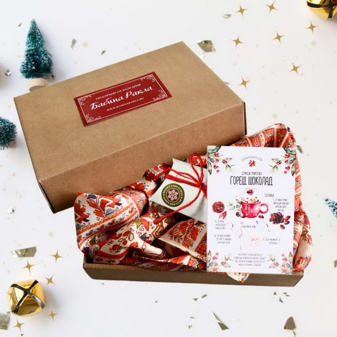 Коледна Кутия: Шал с шевици Живка, свещ с послание и картичка
