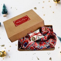 Коледна Кутия: Шал с шевици Донка, свещ с послание и картичка